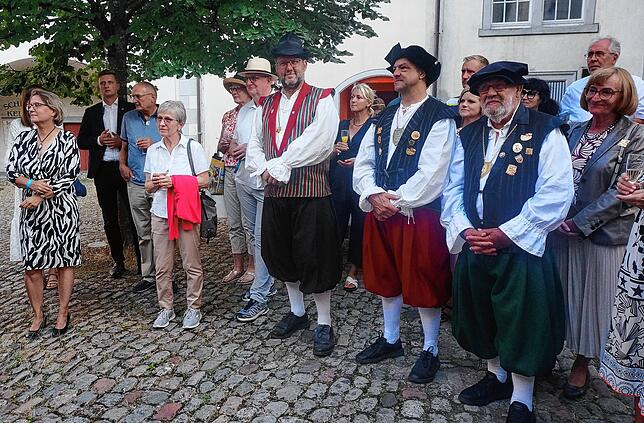 Bild 17: Eintrag ins Goldene Buch beim Heimatabend des Tiengener Schwyzertags – Wir haben die Bilder