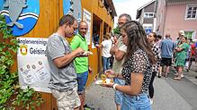 Fingerfood gehört zum Straßenfest in Geisingen dazu. Auch diese vier Besucher lassen sich die Spezialitäten der Angler munden. Fotos: ...