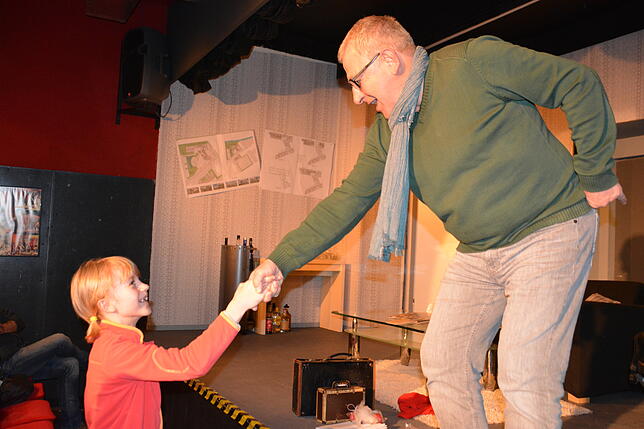 Pia aus Spaichingen erlebt im Theater am Turm beim Clown-Workshop mit Henry Greif einen besonderen Geburtstagsnachmittag.