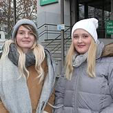 Florence Schellhammer (links), Auszubildende. Chantal Heinrich, auch Auszubildende, sagt: „Es passiert öfter, dass man im anderen Netz ...