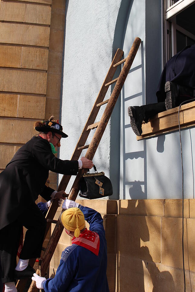 Die Leiter steht und Ignaz erklimmt die ersten Sprossen während die Narrenbolizei bereits ins Rathaus eingestiegen ist.