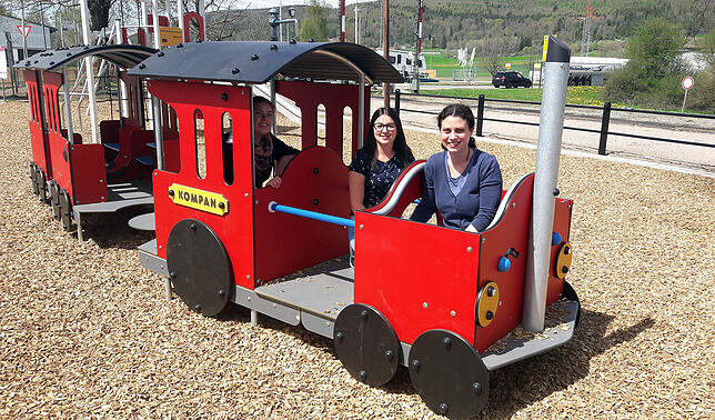 Zu den Spielgeräten beim Bahnhof gehört auch diese Lok mit Wagen, die von links Lorena Bausch (hinten) sowie Selina Löffler und Jasmin ...