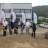 Das Unternehmen HB Turn-Key in Immendingen plant bereits eine Expansion. Den ersten Spatenstich für die neue Halle vollziehen (von ...
