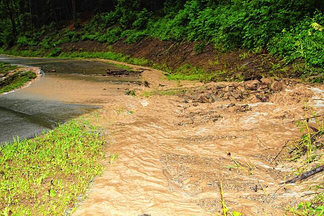 Das Hochwasser hinterließ im Raum Blumberg viele Spuren. Gleich mehrfach überspült war der Wellblechweg von Fützen nach Achdorf.