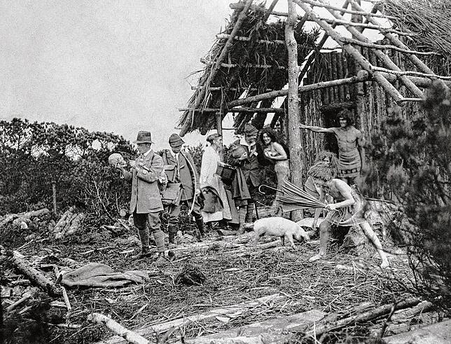 Die erste Rekonstruktion eines Pfahlbauhauses überhaupt entsteht 1919 im Wilden Ried bei Bad Buchau. Szene mit Professor Robert Rudolf ...