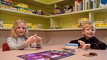 Clara (8) und Levi (5) Intlekofer spielen in der Stadtbibliothek Waldshut das Spiel „Mysterium Kids“. Am Samstag, 6. Oktober, findet der ...