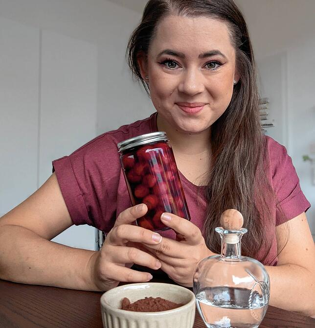 Isabelle Arndt mit Zutaten für Schwarzwälder Kirsch Dessert.