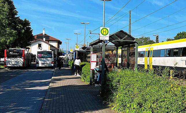 Der Regionalexpress steht auf dem Gleis in Erzingen, zwei Ersatzbusse warten gegenüber.