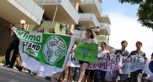 Teilnehmer des Fridays-for-Future-Zugs ziehen bei einer früheren Demonstration durch die Radolfzeller Innenstadt. Bei der Week4Climate ...
