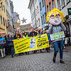 Der Protestzug in der Innenstadt: Vornweg ein als Wissenschaftsministerin Theresia Bauer verkleideter Demonstrant.