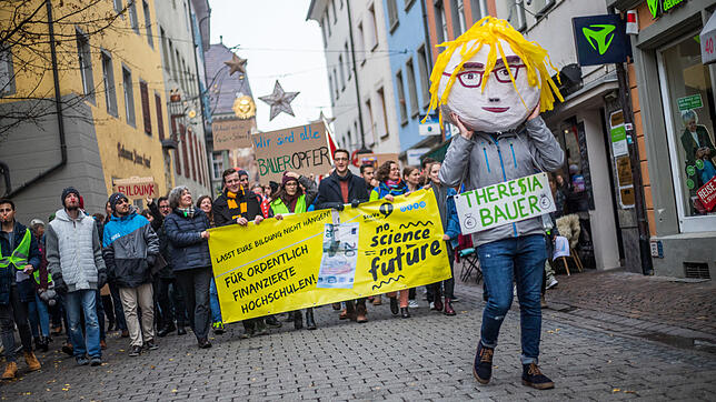 Der Protestzug in der Innenstadt: Vornweg ein als Wissenschaftsministerin Theresia Bauer verkleideter Demonstrant.