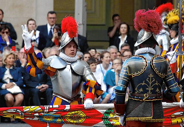 Ein Rekrut der Schweizer Garde schwört bei der Vereidigungs-Zeremonie im Vatikan. Die Vereidigung neuer Rekruten findet traditionell am ...
