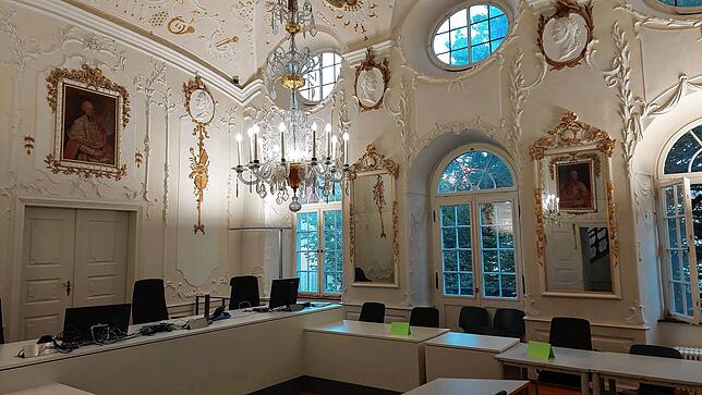 Ein schmucker Raum: der Weiße Saal im Amtsgerichtsgebäude in der Rheingasse. Später füllt er sich mit drei Angeklagten, einem ...