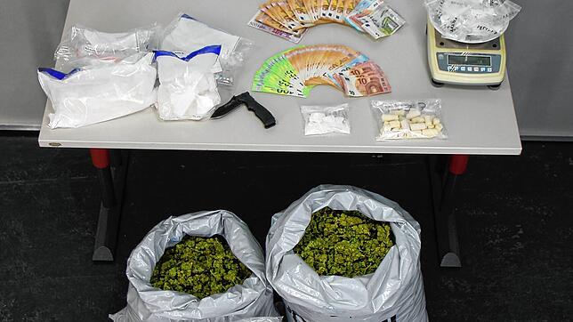 Die Ermittler stellten unter anderem rund 1,5 Kilogramm Kokain sicher, ebenso über acht Kilogramm Marihuana und Haschisch, außerdem ...