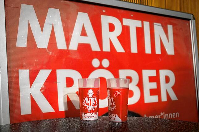 Die Trinkbecher mit dem Porträt von Bundeskanzler Scholz und dem Slogan „Der bessere bleibt Kanzler“ sind nicht mehr zu gebrauchen.
