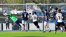 Tragischer Held: Hier gelingt Torwart Serhii Poddubtsev vom VfB Waldshut eine Glanzparade beim Freistoß von Samuel Seitz (Nr. 3). Die ...