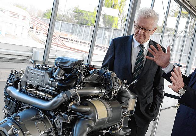 Der baden-württembergische Ministerpräsident Winfried Kretschmann (Bündnis 90/Die Grünen) betrachtet am 2017 in Stuttgart einen ...