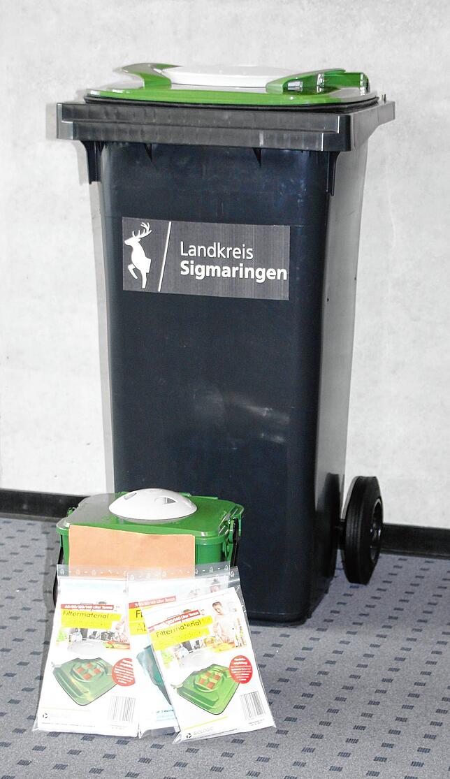 So sieht die 60-Liter-Biotonne aus, die, ebenso wie das im Vordergrund erkennbare zehn Liter fassende Vorsorgegefäß, mit einem Filter ...