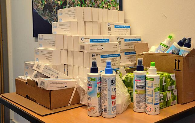 Testkits, Utensilien und alles andere, was coronabedingt nötig ist, steht bereit: Auch nach den Ferien müssen alle Schüler zweimal in ...