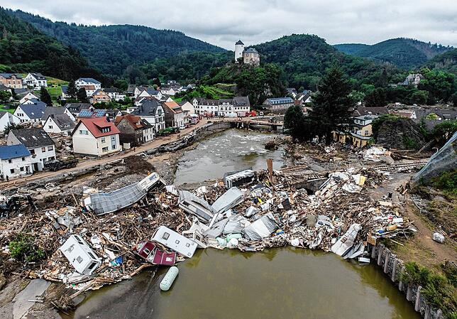 So verheerend war die Lage nach der Flut in Altenahr: Meterhoch türmen sich Wohnwagen, Gastanks, Bäume und Schrott an einer Brücke über ...