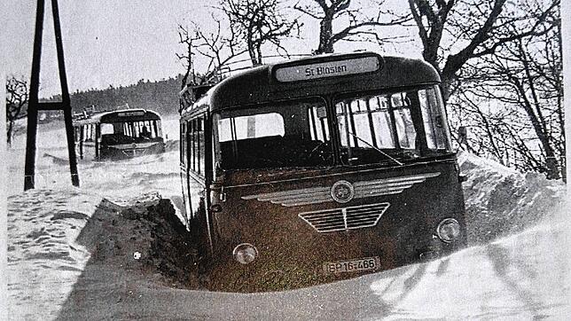 Vom Schneesturm gestoppt wurden diese beiden Postbusse, die am 21. Januar 1963 um 13 Uhr in Waldshut mit Ziel St. Blasien abgefahren ...