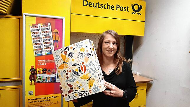 Nathalie Erbstößer arbeitet in der Postfiliale in Oberuhldingen.