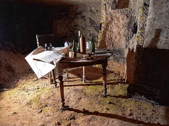 Ein Raum in der „Drachenhöhle“. Dieser Tisch gehörte zu einem deutschen Gefechtsstand. Ursprünglich war die Höhle im 19. ...