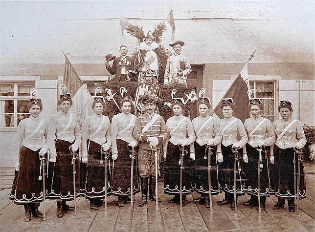 Fasnet 1905: Das Leibhusarenregiment des Prinzen Karneval Ernst Mohr. Vorn (von links): Frau Schilt, Berta Steffelin, Frau Haubenistel, ...