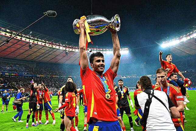 EM-Triumph, Spieler des Turniers: Rodri hat allen Grund zum Feiern.