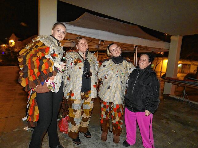 Bild 3: Der Narrenverein feiert mit der Bevölkerung den Beginn der Fasnacht auf dem Rathausplatz