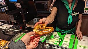Die Weihnachtsfeiertage und der Jahreswechsel stehen bevor. Wo können die Radolfzeller während der Feiertage Brezeln kaufen? Eine ...