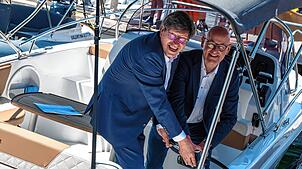 Thomas Hirth vom Karlsruher Institut für Technologie (links) und Berthold Frieß, Ministerialdirektor im Verkehrsministerium von ...