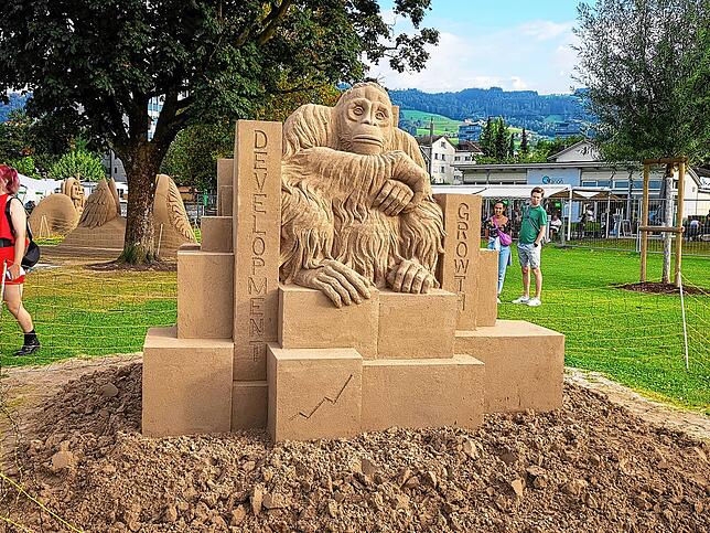 Diese Skulptur gewann 2024 unter dem Motto „Nur eine Illusion“ den ersten Platz des Rorschacher Sandfestivals.