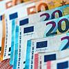 Zahlreiche Banknoten von 10, 20 und 50 Euro liegen sortiert auf einem Tisch (Symbolbild).