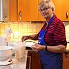 Anita Brockhaus aus Singen-Hausen backt hunderte Plätzchen pro Jahr und nimmt den SÜDKURIER mit in die heimische Backstube.
