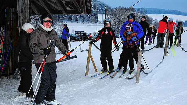 Jetzt dürfen sich Alpinskifahrer auf exklusives Liftvergnügen freuen. Einige Skilifte in Oberkirnach, hier der Winterberglift, kann man ...
