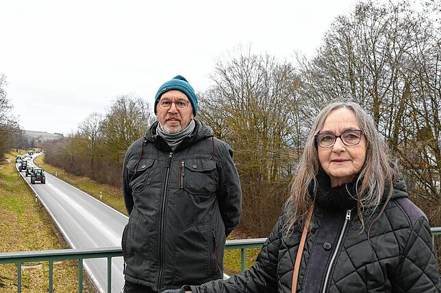 Edgar Beyer und Roswitha Alsdorf aus Mühlhausen-Ehingen beobachten die Abfahrt der Landwirte. Sie unterstützen den Protest.