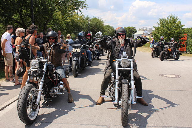 Zwei coole Biker kurz vor dem Start zur Rundfahrt, in deren Verlauf die Motorräder auch durch Denkingen, Illmensee, Salem und Owingen ...