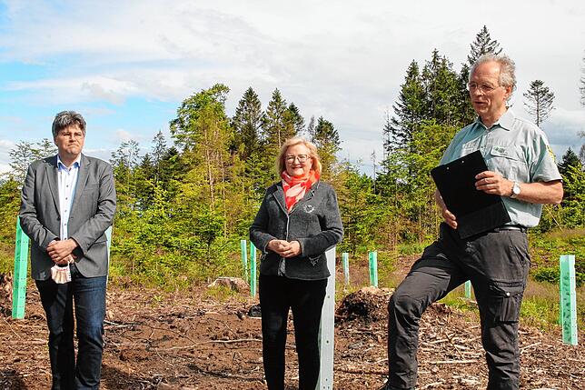 Waldbegehung im Revier Oberalpfen (von links): Landrat Martin Kistler, Landtagsabgeordnete Sabine Hartmann-Müller und Helge von Gilsa, ...