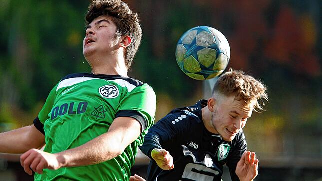 Der Stockacher Nathan Ziaja (rechts) beim Kopfballduell mit Anto Tavic vom FC Furtwangen. Der VfR setzte sich im Schwarzwald mit einem ...