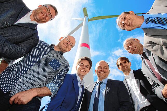Andreas Reinhardt (IG Hegauwind), Bene Müler (Solarcpmlex), Bürgermeister Marian Schreier, der Radolzeller OB Martin Staab, ...