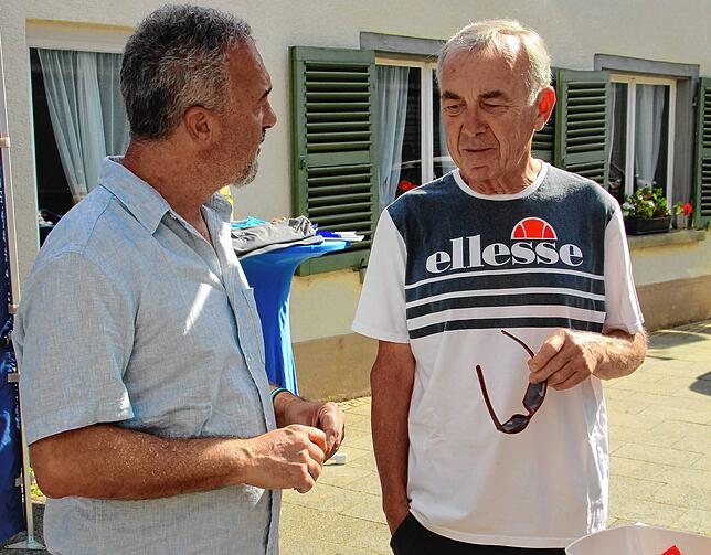 Helmar Grupp im Gespräch mit Manfred Ströer aus Bermatingen. Er liest gerne seine Zeitung, aber spricht auch offen das Thema ...