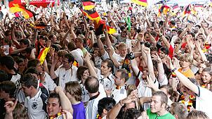 Riesenstimmung gab es bei der Fußball-WM 2010 auf dem Hengslterplatz in Donaueschingen. Und wo können Fans bei der EM zum Public-Viewing?