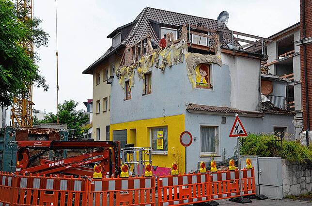 Am Montag war der Dachstuhl bereits weg. Die Wände im Obergeschoss stehen noch.