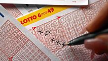Eine Spielerin füllt einen Lottoschein aus.