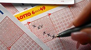 Eine Spielerin füllt einen Lottoschein aus.