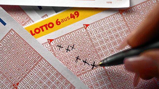 Eine Spielerin füllt einen Lottoschein aus.