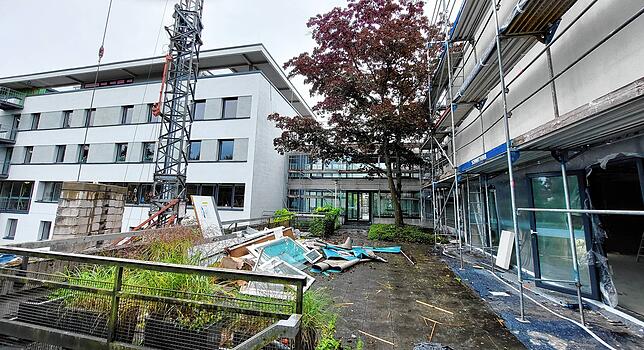 Die Außenhülle der Buchenbergschule wird energetisch ertüchtigt. Im linken Gebäude ist das schon erfolgt, rechts noch nicht. Dieser ...