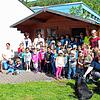 Die Kinder der Kindertagesstätte Sophie-Scholl in Blumberg mit den DRK Suchhundeführern, den Erzieherinnen und den Suchunden Aiko und ...