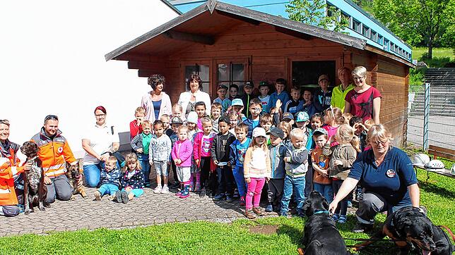 Die Kinder der Kindertagesstätte Sophie-Scholl in Blumberg mit den DRK Suchhundeführern, den Erzieherinnen und den Suchunden Aiko und ...